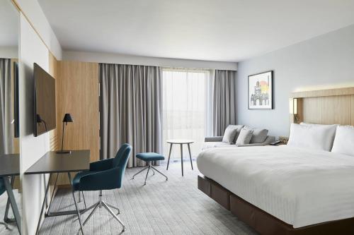 Habitación de hotel con cama y escritorio en Courtyard by Marriott Stoke on Trent Staffordshire, en Newcastle-under-Lyme