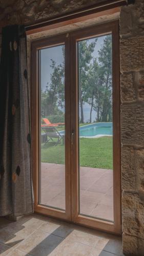 Bazén v ubytování Stone Made Private Pool Villas Kriopigi nebo v jeho okolí