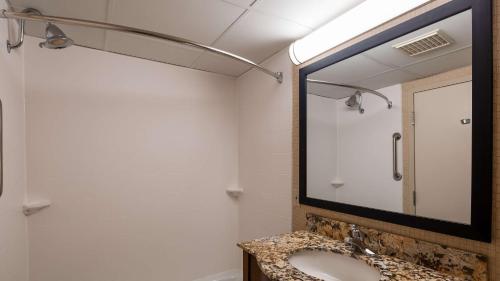 Best Western Plus Morristown Conference Centerにあるバスルーム