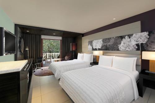 Postel nebo postele na pokoji v ubytování Le Meridien Mahabaleshwar Resort & Spa