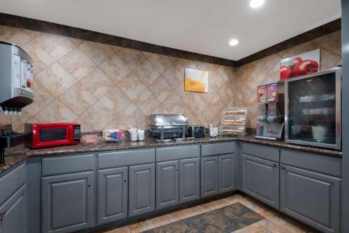 Kuchyň nebo kuchyňský kout v ubytování SureStay Plus Hotel by Best Western San Antonio North