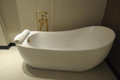 Ένα μπάνιο στο מלון הברון