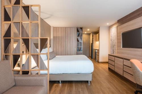 ein Hotelzimmer mit einem Bett und einem TV in der Unterkunft Residence Inn by Marriott Bogota in Bogotá
