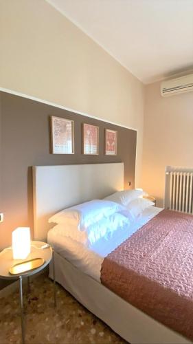 a bedroom with a large bed and a table at Casa Viola a 900 mt dalla Staz. Centrale in Pescara