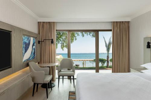 Habitación de hotel con cama y vistas al océano en Sheraton Djibouti, en Yibuti