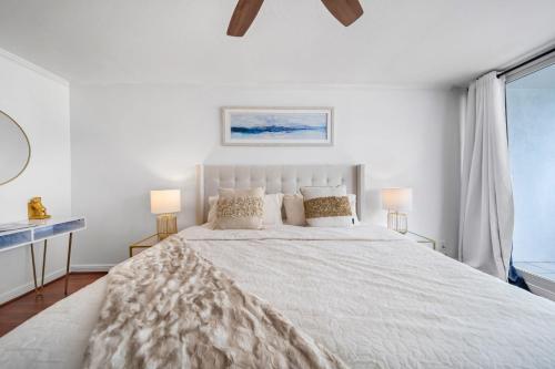 1 dormitorio blanco con 1 cama grande y 2 lámparas en Florida Sunrise with Pool and Hot Tub en Miami