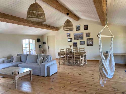 un salon avec un canapé et une table dans l'établissement Maison de village, à Fanjeaux