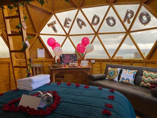 Habitación con cama y sofá en una yurta en Lago De Tota Glamping, en Tota