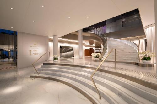 un hall avec un escalier en colimaçon dans un bâtiment dans l'établissement JW Marriott Cannes, à Cannes