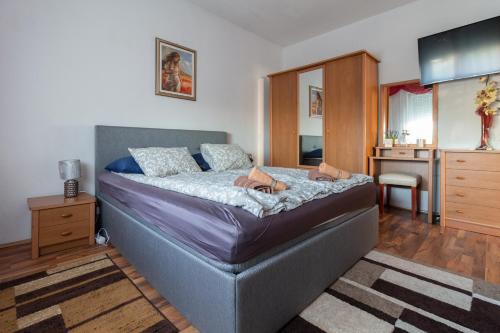 um quarto com uma cama grande com uma cómoda e uma cómoda em Apartments Ruža Dragove Dugi otok em Dragove