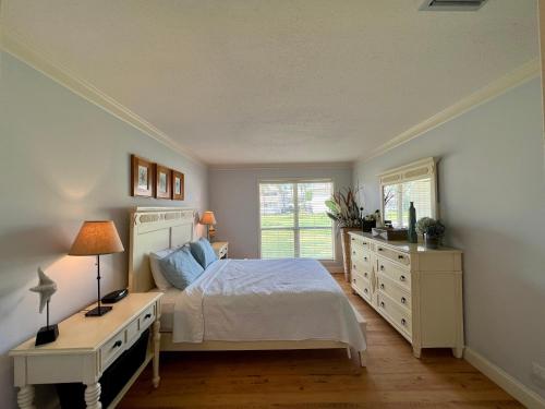 Postel nebo postele na pokoji v ubytování Sandpiper Cove 2060