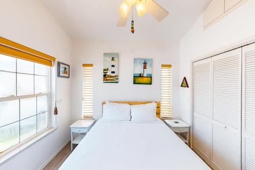 een witte slaapkamer met een bed en een raam bij Long Island Village Unit 349 Sand Dollar Dr in Port Isabel