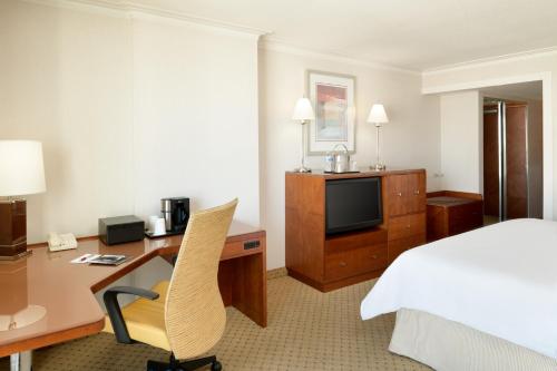 Cette chambre comprend un bureau et un lit. dans l'établissement San Diego Marriott Gaslamp Quarter, à San Diego