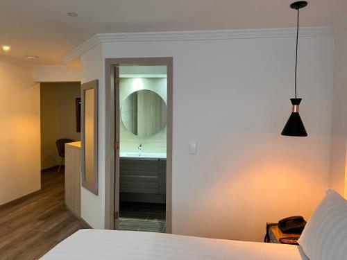 Una cama o camas en una habitación de Suites 109 GH Usaquén