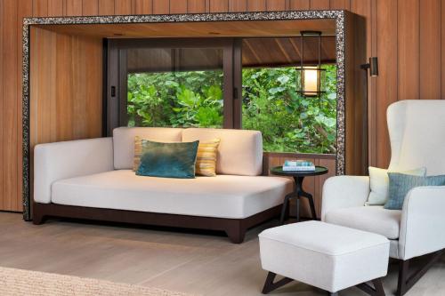 Posezení v ubytování The St. Regis Maldives Vommuli Resort