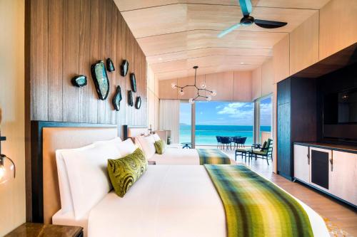 Postel nebo postele na pokoji v ubytování The St. Regis Maldives Vommuli Resort