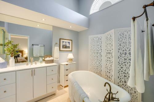 Ένα μπάνιο στο Fort Myers Vacation Rental with Lanai and Private Pool