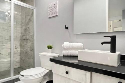 a bathroom with a toilet and a sink and a shower at Habitación Plata #2 in Aguascalientes