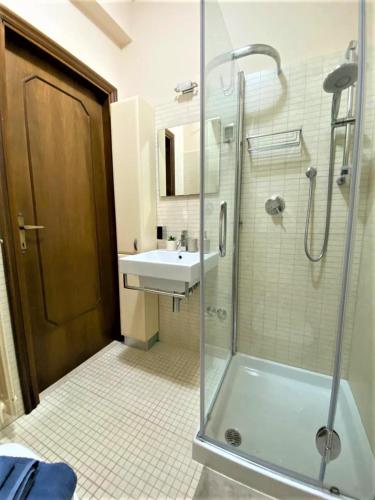 a bathroom with a glass shower and a sink at Casa Viola a 900 mt dalla Staz. Centrale in Pescara