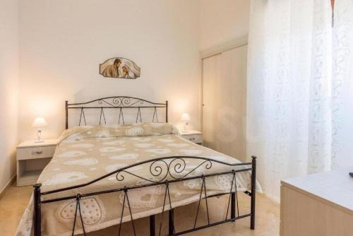 - une chambre avec un lit, deux tables et une fenêtre dans l'établissement Villa Rosa zona Torre San Giovanni, à Torre San Giovanni
