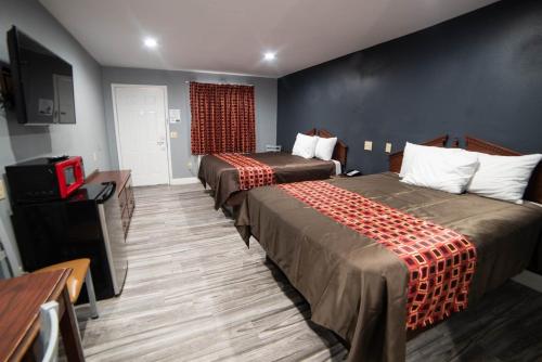 Säng eller sängar i ett rum på Americas Best Value Inn and Suites Siloam Springs