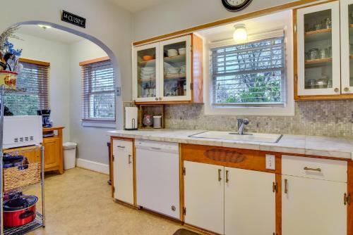 eine Küche mit weißen Schränken und einem Waschbecken in der Unterkunft Portland Home Private Hot Tub, Porch and Patio in Portland
