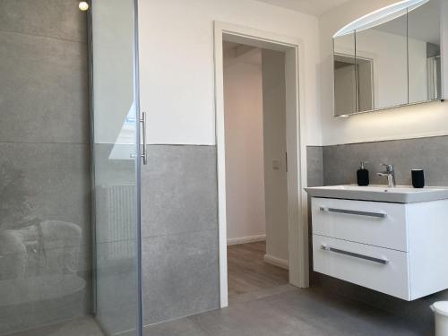 ein Badezimmer mit Dusche und Waschbecken in der Unterkunft Charibi - Gorch Fock in Dahme