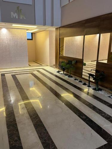 um átrio com piso enferrujado com vasos de plantas em Appartement Nador Jadid em Nador