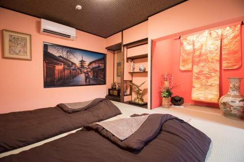 una camera da letto con pareti rosa e un grande letto di Kyoto - House - Vacation STAY 88802 a Kyoto