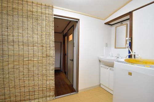 bagno con servizi igienici e lavandino di Kyoto - House - Vacation STAY 88802 a Kyoto