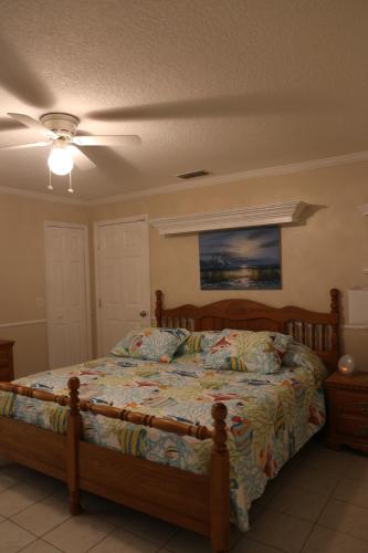 a bedroom with a bed and a ceiling fan at 3-bedroom home between the beach & theme parks in Deltona