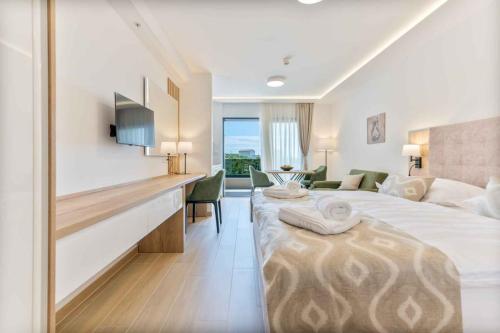 Ένα ή περισσότερα κρεβάτια σε δωμάτιο στο Apartments with swimming pool Promajna, Makarska - 20940