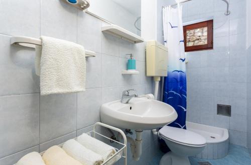 ein weißes Badezimmer mit Waschbecken und Toilette in der Unterkunft Secluded fisherman's cottage Cove Virak, Hvar - 17875 in Gdinj