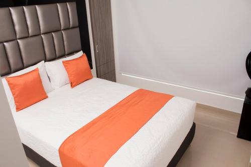A bed or beds in a room at ALESOMAYA APARTHOTEL