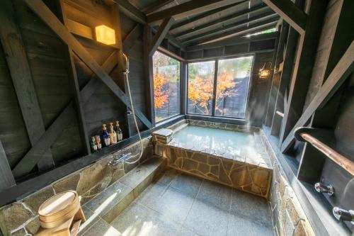 uma vista superior de uma casa de banho com banheira em Hakone Kuoritei em Hakone