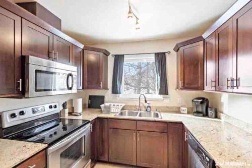 Dapur atau dapur kecil di Urban & Fresh Anchorage Downtown Home