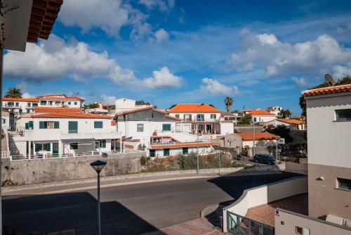a street in a town with white houses w obiekcie Villas Horizonte Capazi w mieście Porto Santo