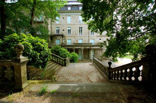 a large building with a staircase in front of it at Apartamento Paraíso del Agua in Mondariz-Balneario