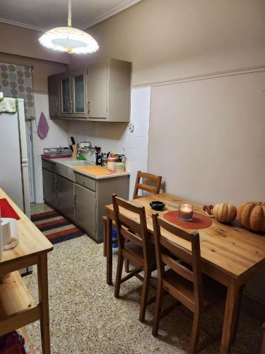 cocina con mesa de madera y cocina con encimera en 56m2 nea smyrni, en Atenas