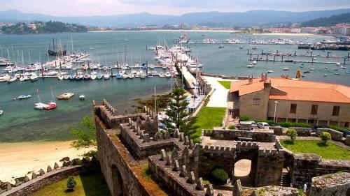 a view of a harbor with boats in the water at Apartamento Paraíso del Agua in Mondariz-Balneario
