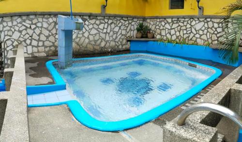 a swimming pool with a water fountain at 2 Hotel Saleh in Angeles