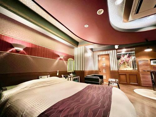เตียงในห้องที่ K2 SKY Resort Itoshima Love Hotel