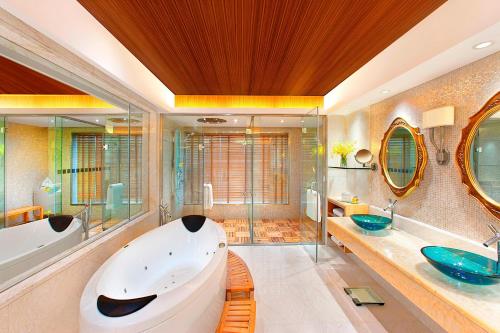 baño grande con bañera grande y lavamanos en Sheraton Ningbo Hotel - Tianyi Square, en Ningbo
