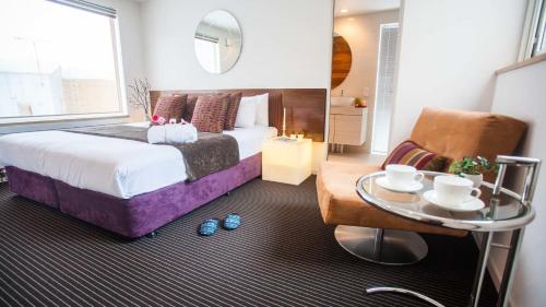 une chambre d'hôtel avec un lit et une table en verre dans l'établissement Ezo Yume Chalet, à Niseko