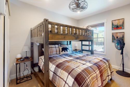 a bedroom with a bunk bed in a room at Grand Central in Grand Lake