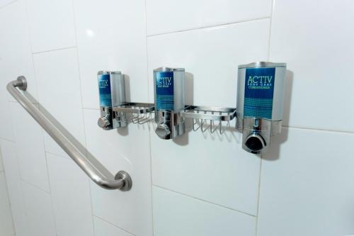 cabina de ducha con una botella de jabón azul en Four Points by Sheraton Queretaro Norte, en Querétaro