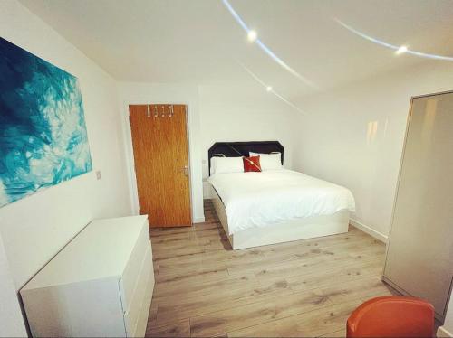 Ένα ή περισσότερα κρεβάτια σε δωμάτιο στο The Chic Nexus Apartment 2023 New-Build