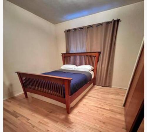 Comfy bedrooms with TV, WiFi, Netflix, Parking