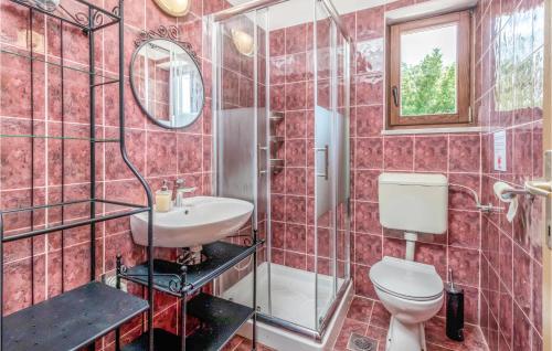 La salle de bains est pourvue de toilettes et d'un lavabo. dans l'établissement Beautiful Home In Dobrinj With Outdoor Swimming Pool, à Dobrinj