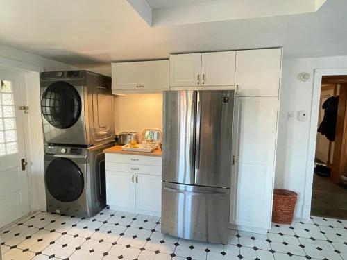Una cocina o cocineta en La Maison Jaune